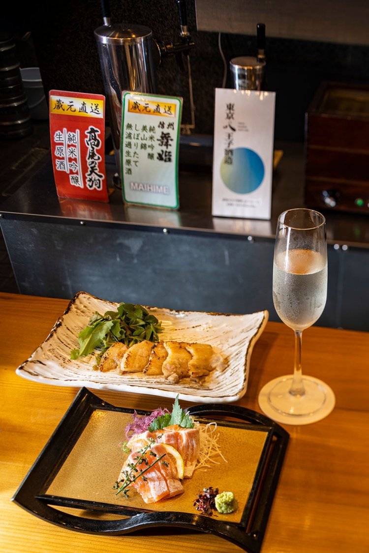 信州サーモン刺980円、TOKYO-Xの髙尾の天狗酒粕わさび漬け焼き1350円、東京八王子酒造prototype生原酒1100円。