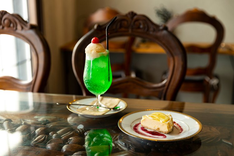 メロンクリームソーダ880円、蜂蜜檸檬のチーズケーキ770円。