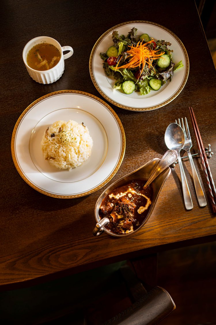 ビーフシチューとバターライス1320円（ランチはスープ、サラダ付き）。