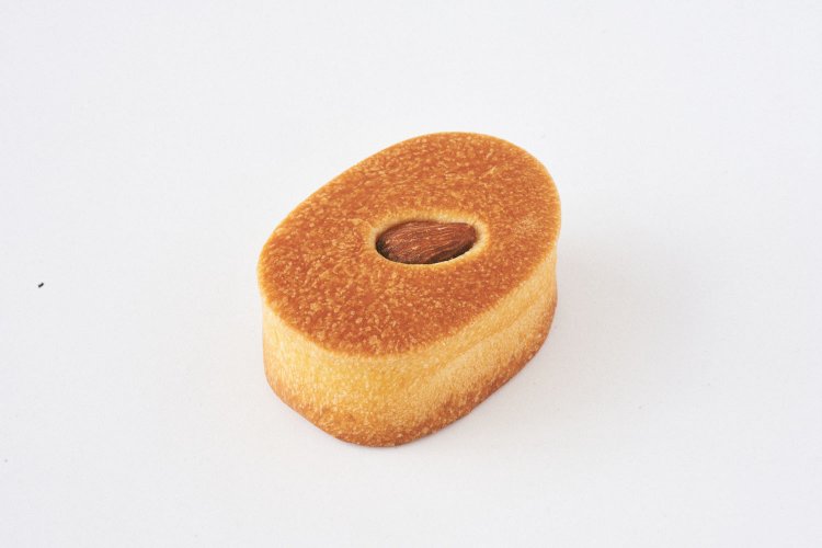 東京百両あんぱんクリーム1個230円。見た目から縁起のいい小判型あんぱん。