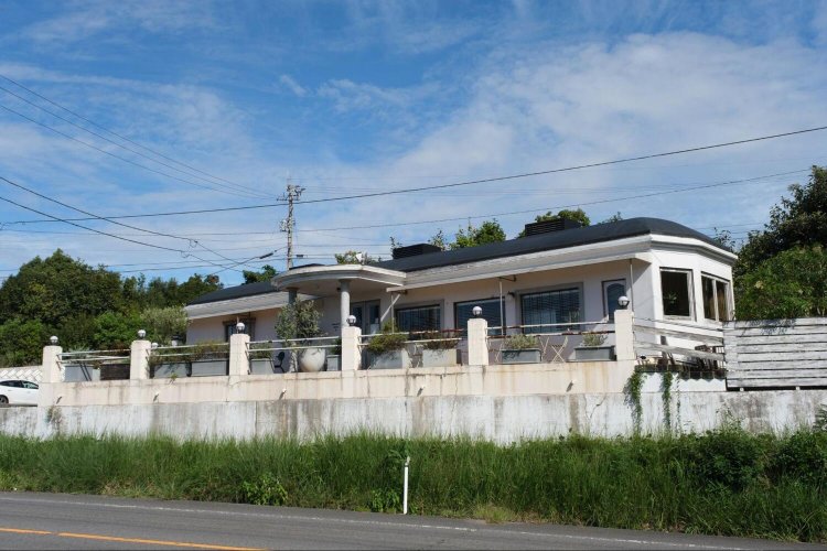 「物件探し中に出合った今のお店は、元々トリコロールにカラーリングされた電車型の派手な建物でした。年月が経ち、廃墟のようになっていたものを改装して、今の形にしています」