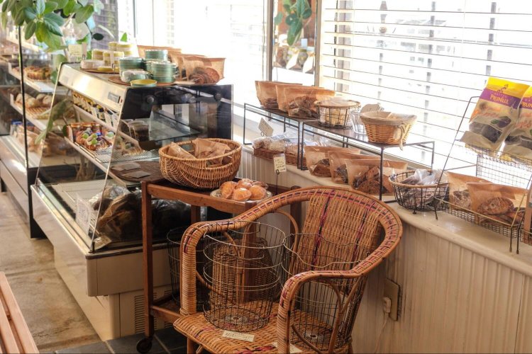 あたたかな光が差し込む店内。豊かな自然に囲まれた場所に、こんなおしゃれな空間があるとは想像もできないでしょう。