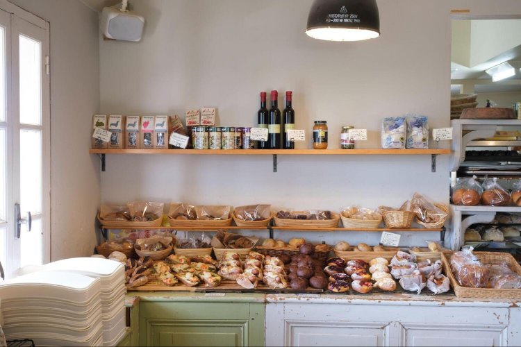 店内に並ぶ色とりどりのパンたち。総菜系のパンから菓子パン、料理に合うバケットやベーグルまで、たくさんあって迷ってしまいます……！