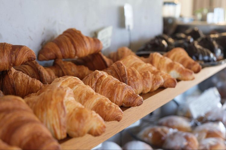 定番のクロワッサン。生地はなんと12層です。個性ある食感と国産バターの風味の良さがたまりません……！