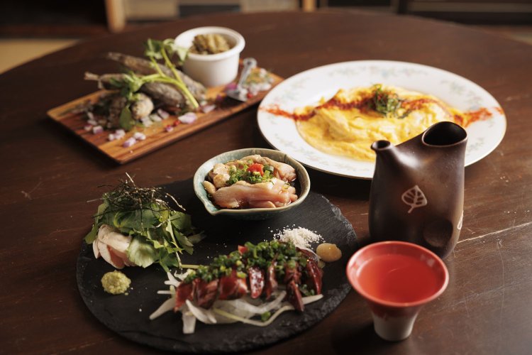 定番の鶏刺し3種盛り1800円、オムライス黒1200円など。「剣菱樽酒」880円。