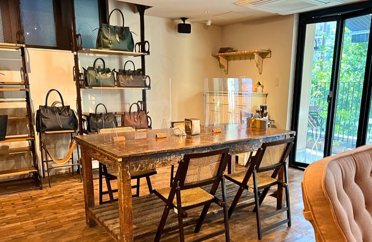 店内のアンティーク家具。