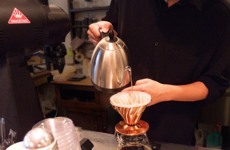 １杯ずつ丁寧に入れるハンドドリップコーヒー。