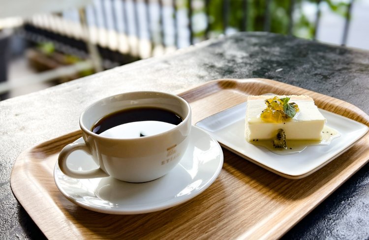 蔵前の街並みを眺められる２階のテラス席。