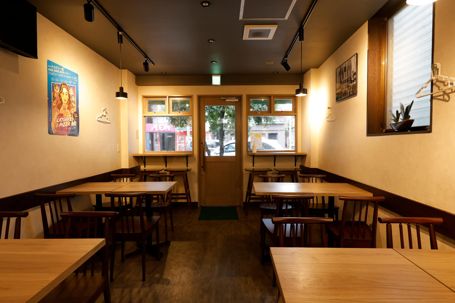 父母が営む朝昼営業の定食屋『青柳』と店を共有。定食タイムも飲める。