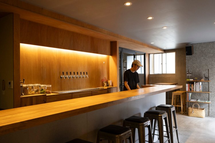 元製本所をリノベし、2019年に開業。外飲み用ベンチもある。