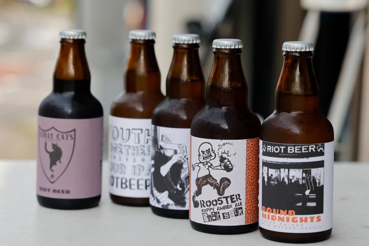 木・金曜を担当するデザイナーがパッケージデザインしたボトルビール650円。