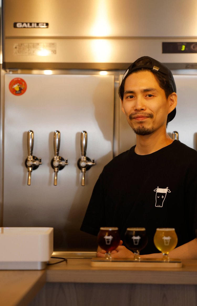 兄が醸造する『新月ビア』を扱う青柳さん。