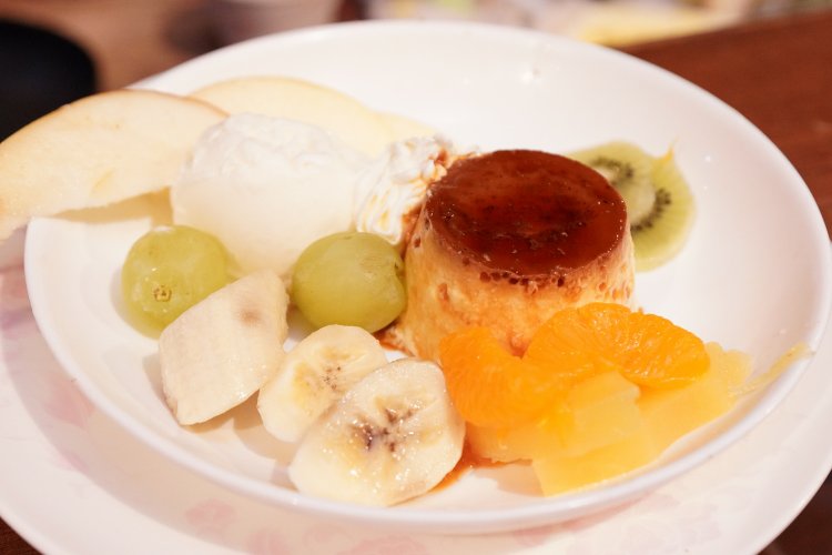 自家製のプリンを使ったプリンアラモードは650円。