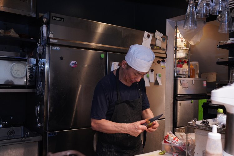 丁寧に黙々と調理をしている山下さん。