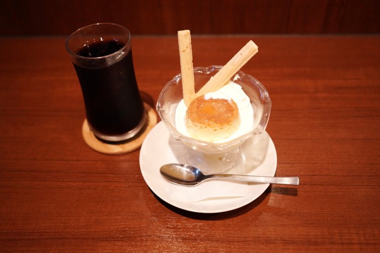 アイスコーヒーと自家製プリンのセットも。