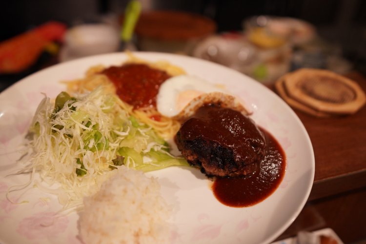 ハンバーグソースは、赤ワインをベースとしたこだわりのソース。