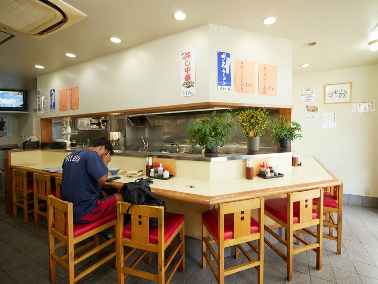 カウンターは石橋夫妻の料理ショーが間近に見られる特等席。小上がり、テーブル席あり。