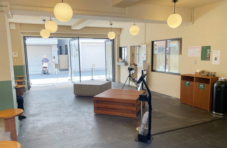 1階イートインスペース。ゆったりとした椅子に腰掛けて、焼きたてカヌレにかぶりつける。愛犬と幸せな時間を共有することもできる。