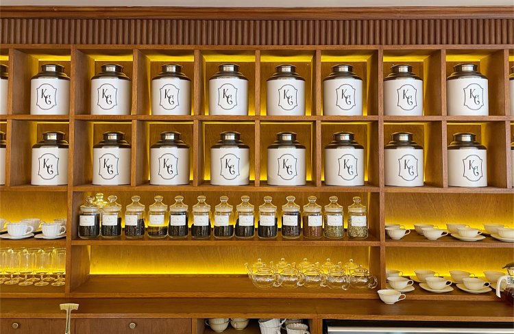 カウンター奥に並ぶ紅茶葉の瓶。