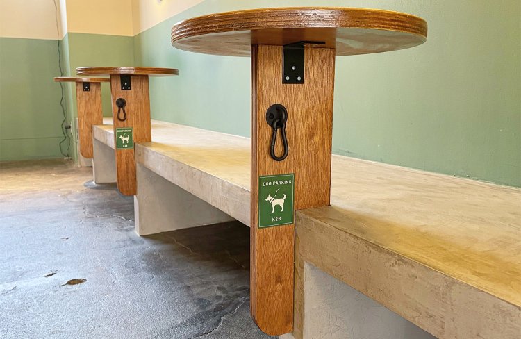 椅子の下のコンセントは自由に使える。テレワーク中の息抜きにもぴったりだ。テーブルはリードを繋げるようになっている。