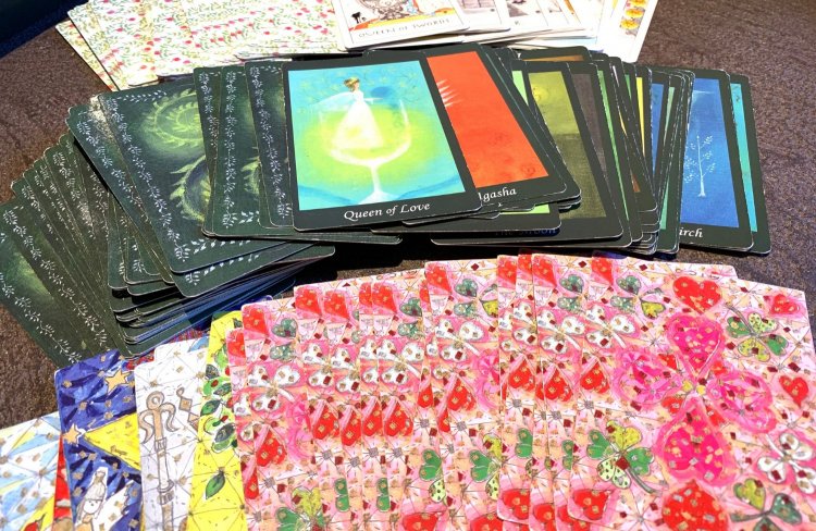 色とりどりの、さまざまなタロットカードを自由に手に取って楽しめる。