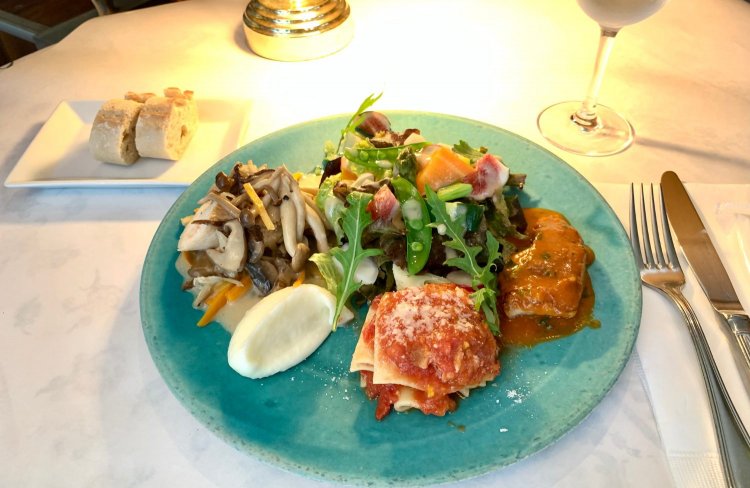 魚と肉のワンプレートランチがうれしい。