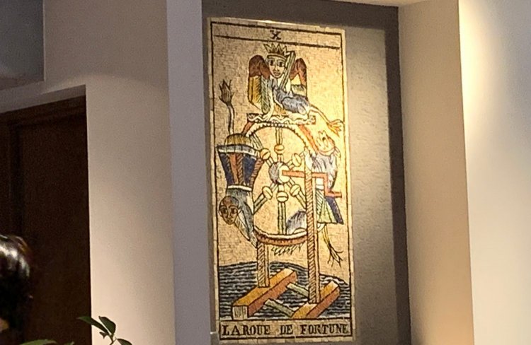 マルセイユタロットの「運命の輪」を表している。