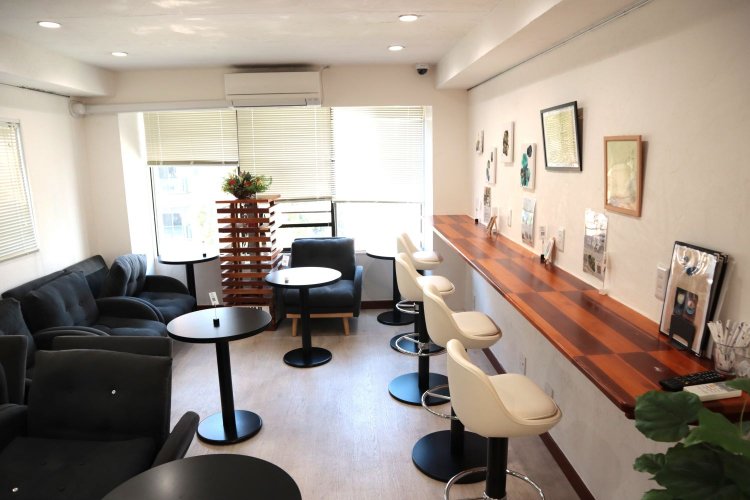 5階のリビングスペース。ここからQRコードを使ってメニューを注文することもできる。