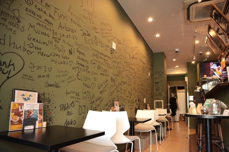 多様な言語で書かれたメッセージ。この壁を見るだけでも、国際色豊かだ。