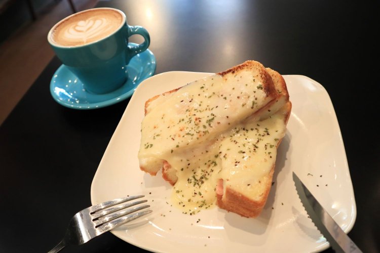 クロックムッシュのお供には、カフェラテを頼むお客さんが多いのだとか。