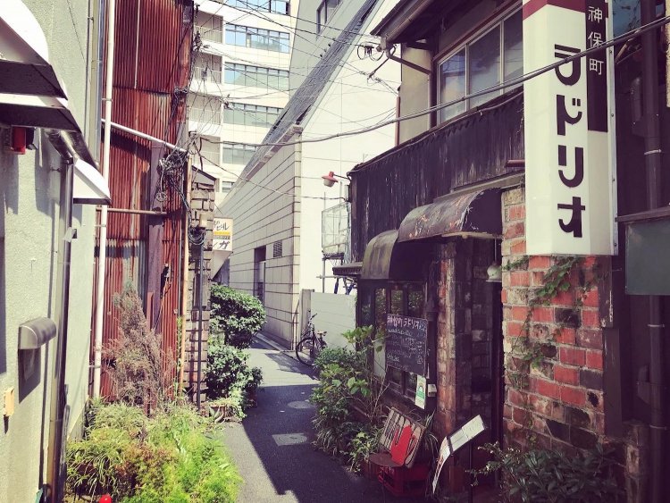 入るのに躊躇しそうな路地には素敵なお店が並ぶ。