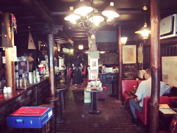 深い茶色と赤いソファの調和が素敵な店内。