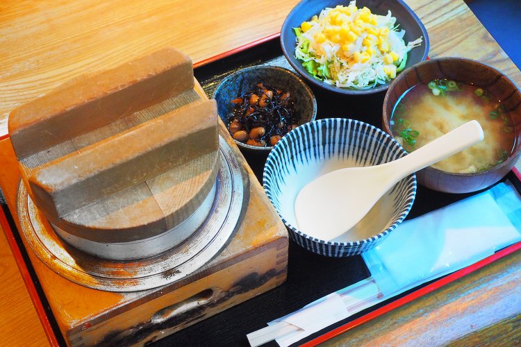 五目釜飯1200円。釜飯に、小鉢、サラダ、味噌汁がつく。