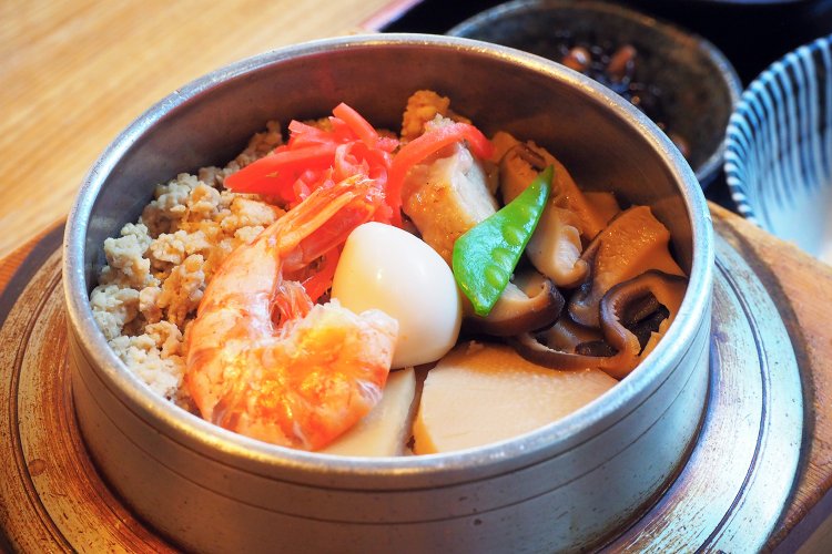 五目釜飯1200円。釜飯に、小鉢、サラダ、味噌汁がつく。