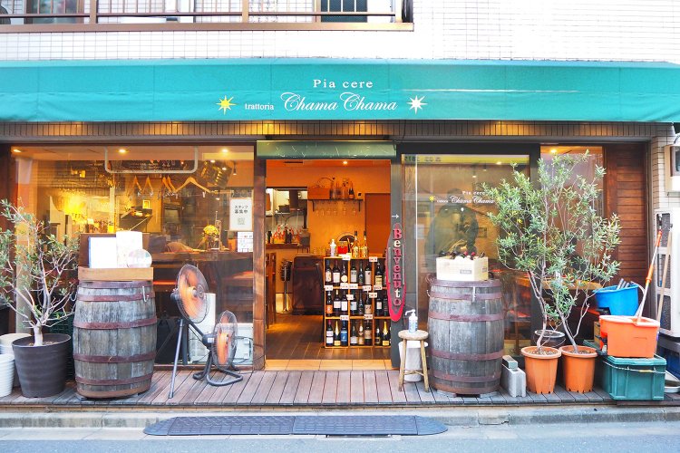 不忍通りと言問通りの交差点から少し入ったところ、緑の装飾テントが目印。