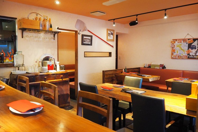 店内はカウンター席が6席、テーブル席が16席ほど。