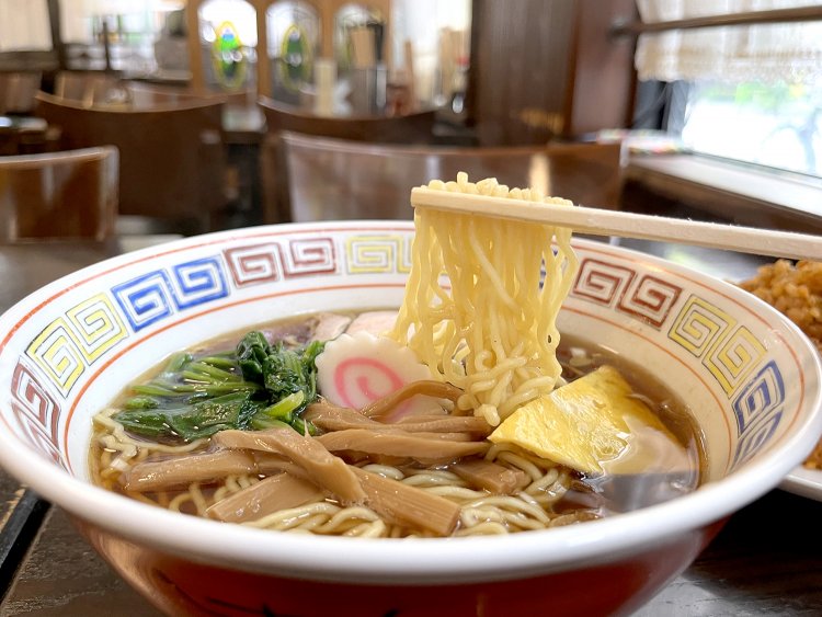 具材はメンマ、ほうれん草、ナルト、そして三角の薄焼き卵。