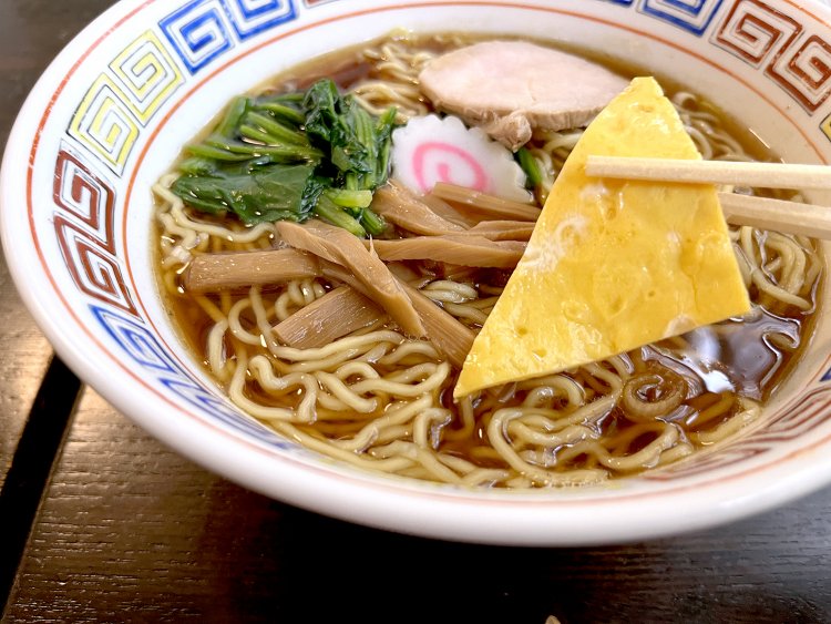 薄焼き卵はビジュアルだけでなく、味と食感にアクセントを与え大きく貢献している。