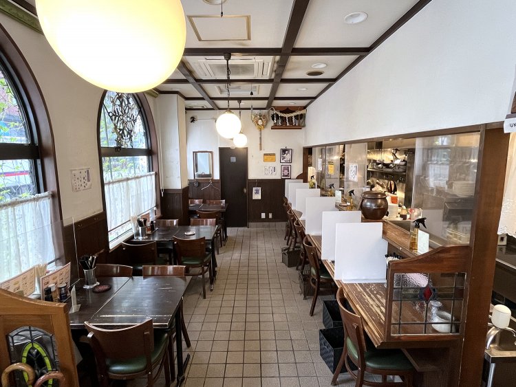 ついたてにステンドグラスがはめ込まれていたりしてなかなかシブイ。