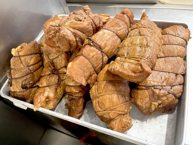 中華そばにも使用する自家製チャーシューをたっぷり入れる。