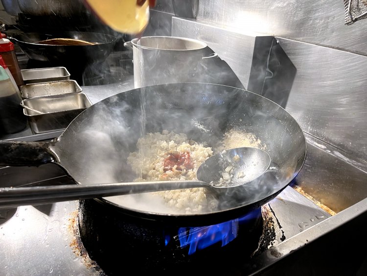 調味料やケチャップも加えて強火で煽る。これは家庭ではできないプロの技。