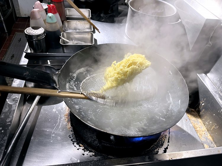 軽快なリズムで麺あげをする。