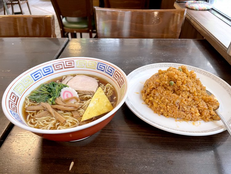 名物メニューがどどーんと揃い踏み。店内の雰囲気にぴったりマッチしている。