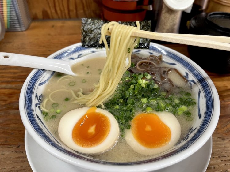 コシのある麺とあっさりスープの相性がいい。