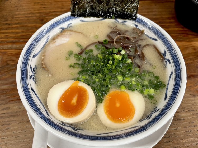 玉子ラーメン750円、ネギやキクラゲもたっぷりトッピングされている。