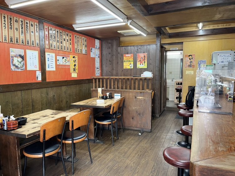 茶色を基調とした店内は落ち着く空間が広がっている。