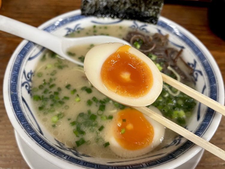 半分に切られた味玉からはトロトロの黄身がのぞく。