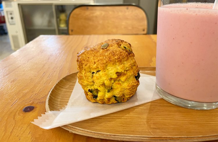 パンプキンのスコーンは軽い朝食や昼食のかわりになるほどお腹が満たされる。