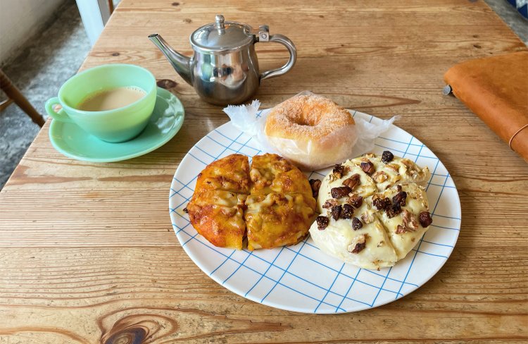 メープルクリーム450円、カレーピザ450円、プレーンドーナツ250円、チャイ713円。