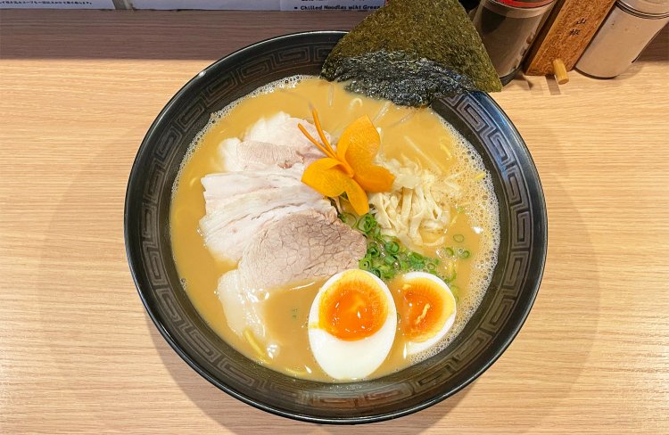 黒ラーメン900円。
